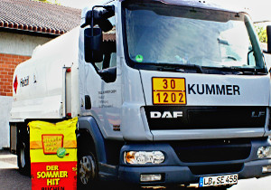 Tankfahrzeug, der Spedition Paul Kummer GmbH aus Asperg bei Ludwigsburg, zur Versorgung mit hochwertigem, güstigem, schwefelarmen und energiesparenden Heizöl