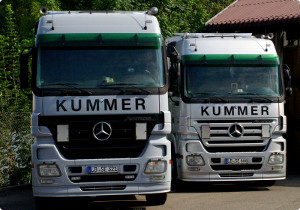 Zwei Sattelzugmaschinen für den Transport, aus dem Furhpark der Spedition Paul Kummer GmbH Asperg bei Ludwigsburg